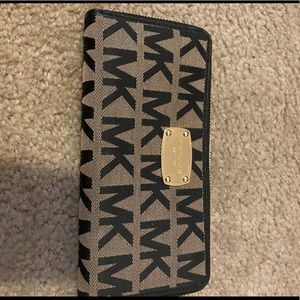 MK logo wallet